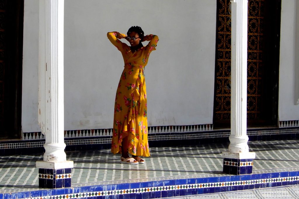 Bahia Palast, Marrakesch. Posieren an historischer Stätte, im Innenhof des Palastes.