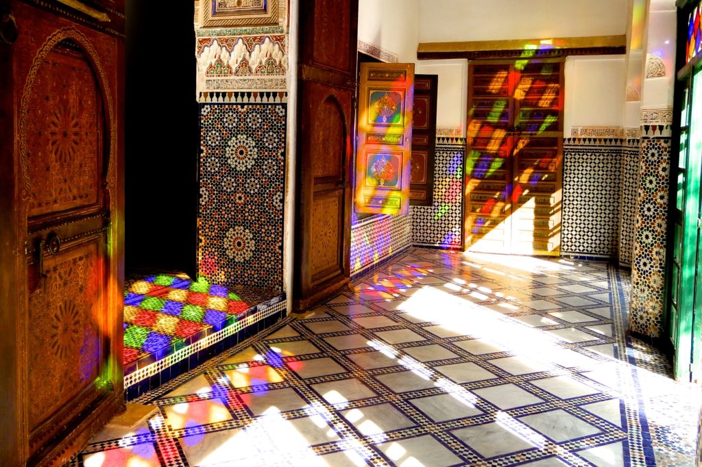 Bahia Palast in Marrakesch. Die Morgensonne sorgt für farbenfrohe Lichtspiele.