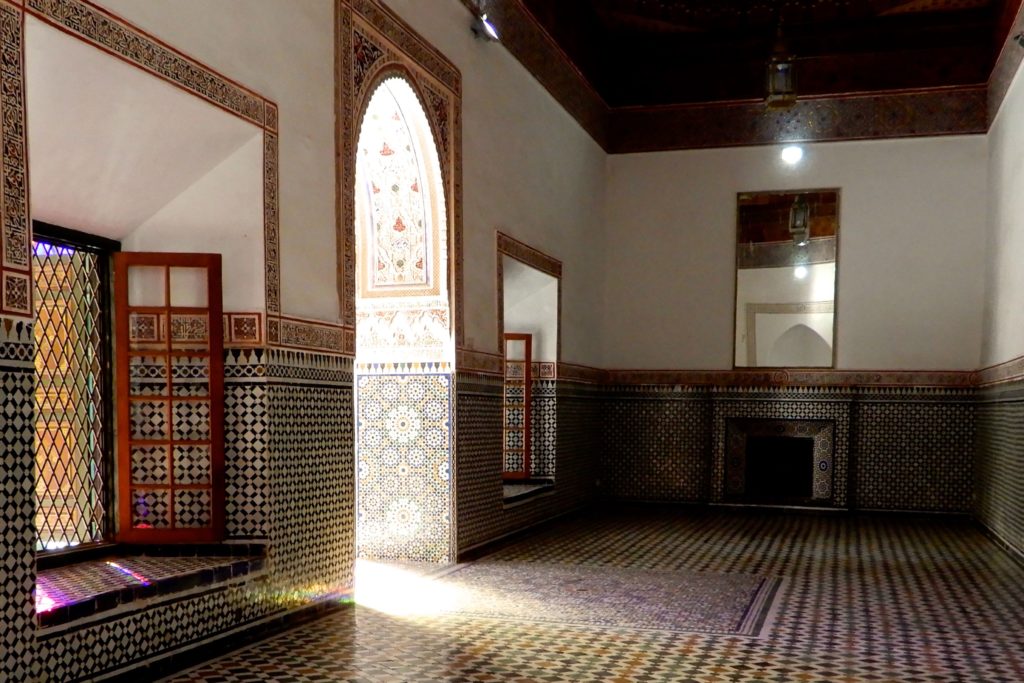 Bahia Palast, Marrakesch. Die Morgensonne scheint in einen der Räume. 