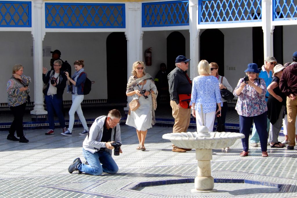 Bahia Palast, Marrakesch. Besucher im zentralen Innenhof.