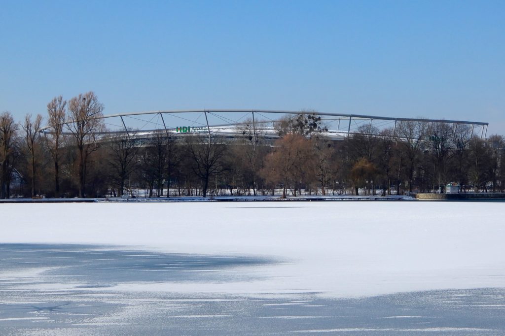 HDI Arena, Hannover. Das hannoversche ehemalige Niedersachsenstadion auf der anderen Seite des zugefrorenen Maschsees.