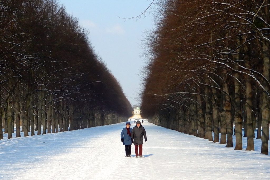 Hannover im Winter. Schneebedeckte Herrenhäuser Allee.