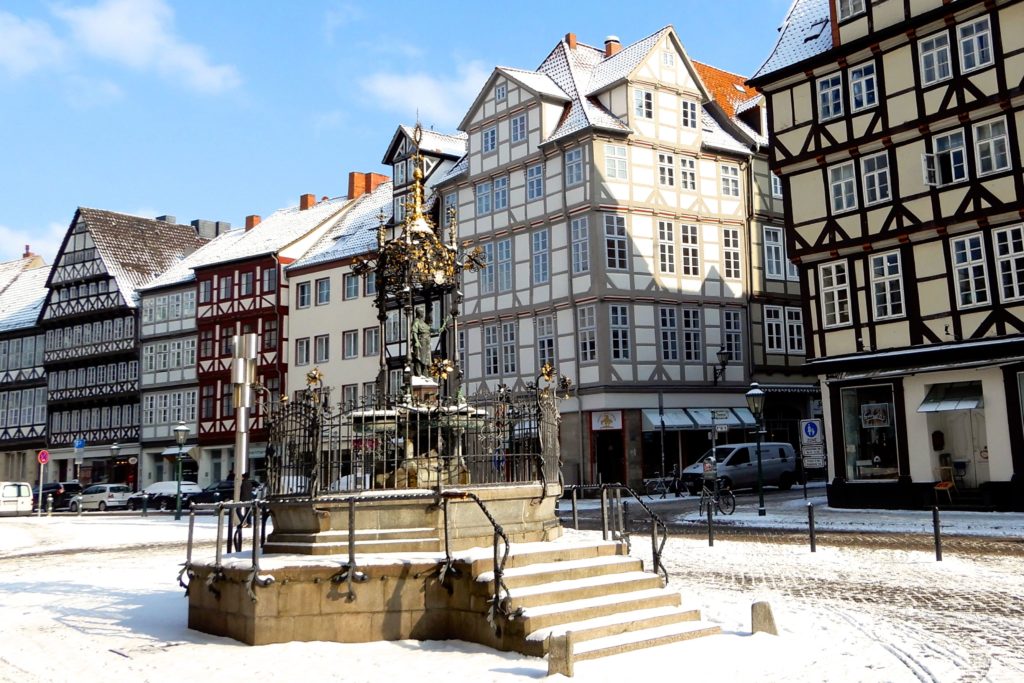 Holzmarktbrunnen (Oskar-Winter-Brunnen) in Hannovers winterlicher Altstadt.