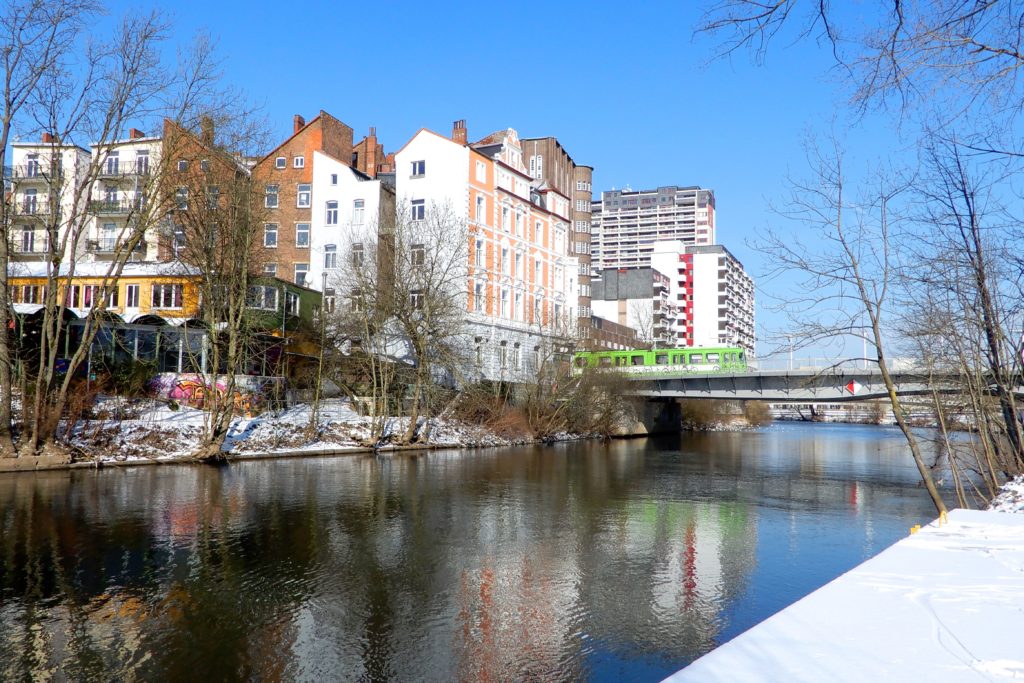 Benno-Ohnesorg-Brücke, Hannover. Blick vom Ihmeufer.