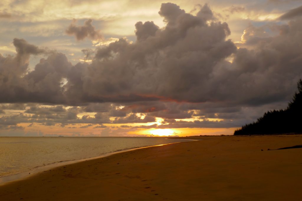 Koh Phra Thong. Abendstimmung am Strand von Koh Phra Thong.