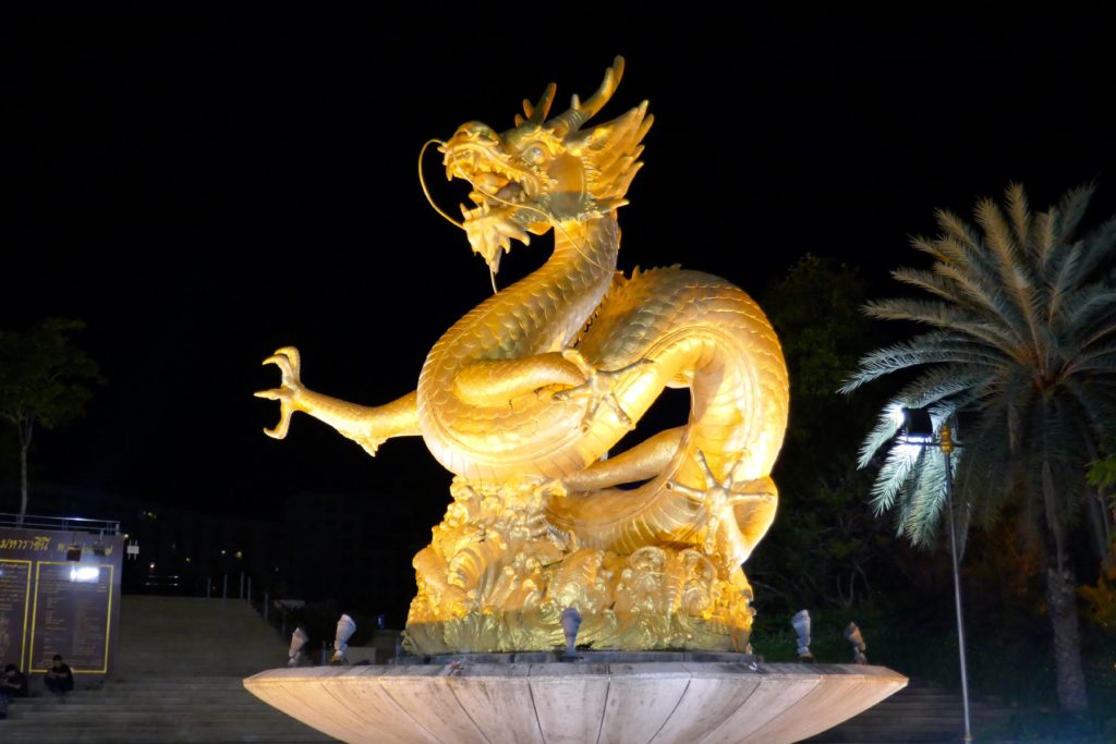Queen Sirikit Park in Phuket Town. Der goldene Drachen wird nachts angestrahlt.