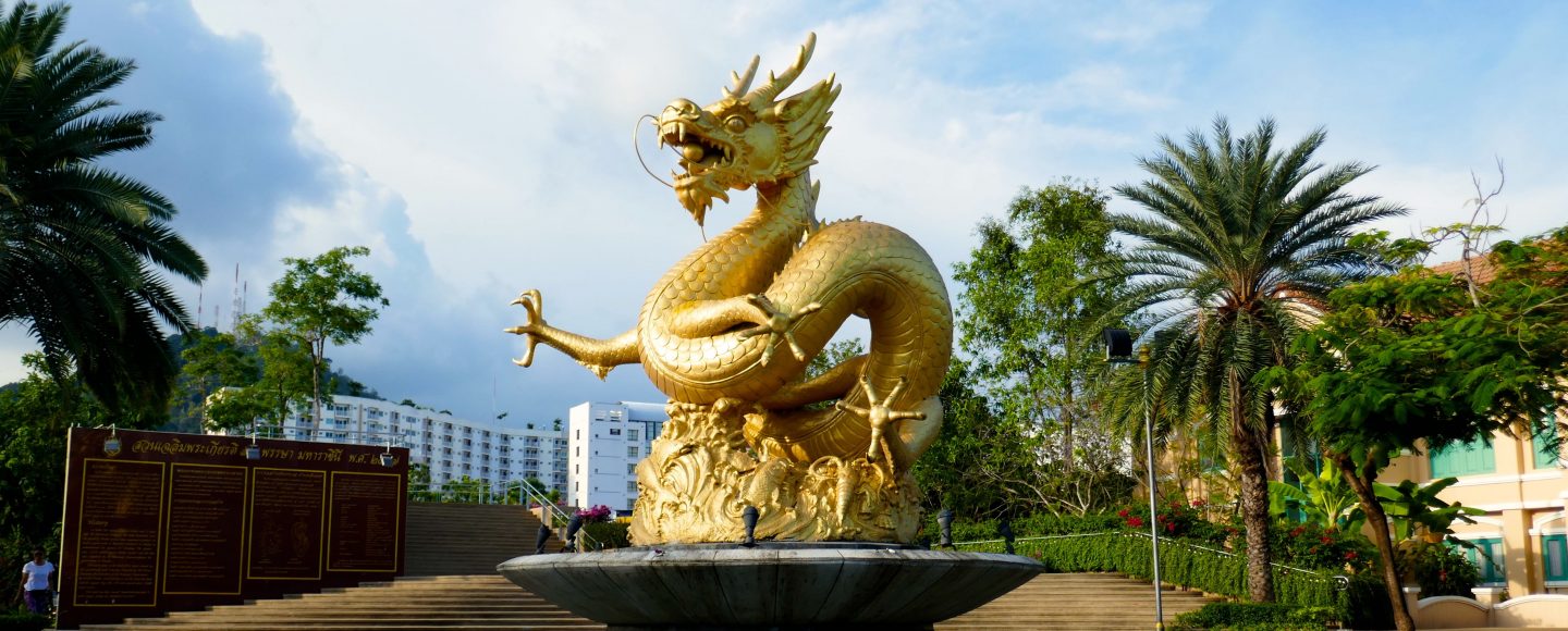 Goldener Drachen im Queen Sirikit Park von Phuket Town.
