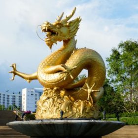 Goldener Drachen im Queen Sirikit Park von Phuket Town.