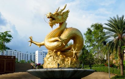 Goldener Drachen im Queen Sirikit Park von Phuket Town.