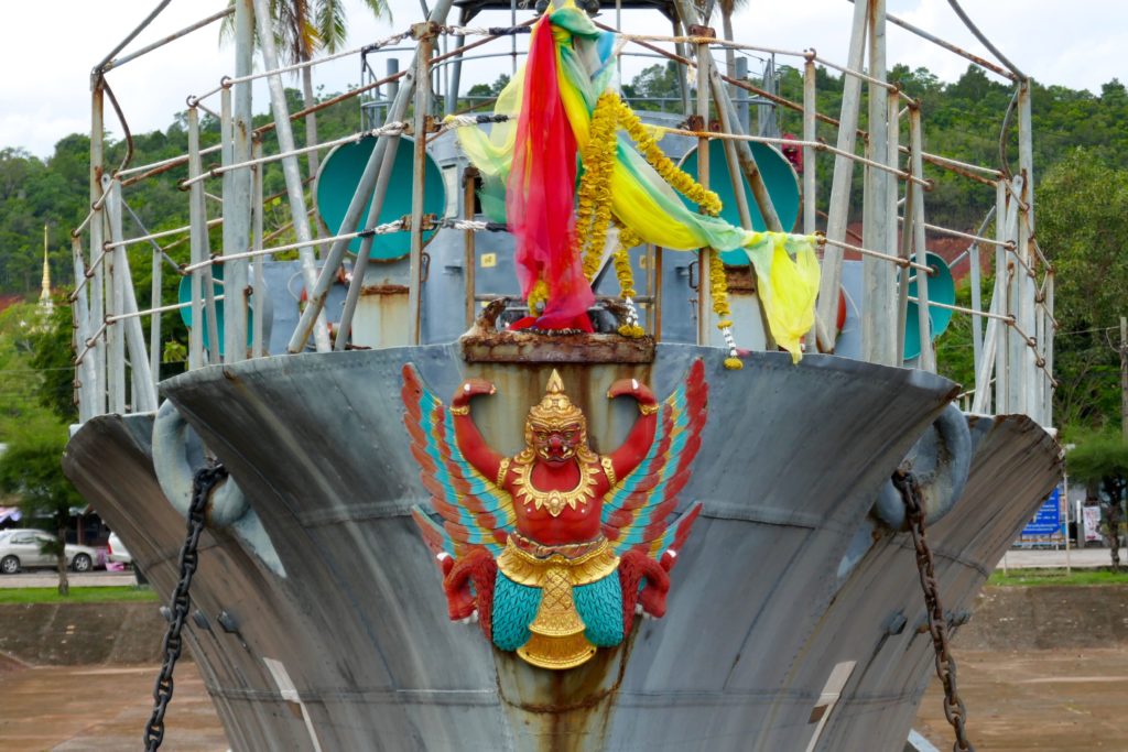 HTMS Phra Ruang am Strand von Chumphon.