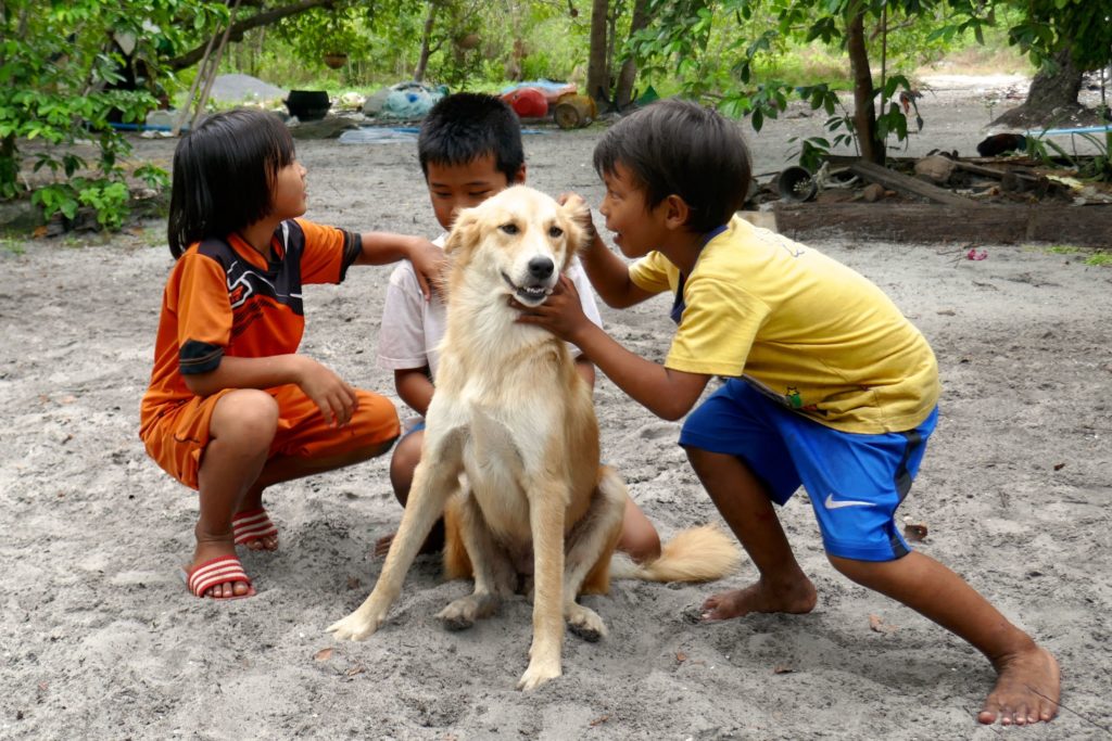 Koh Phra Thong. Spielende Moken-Kinder in Tung Dap.