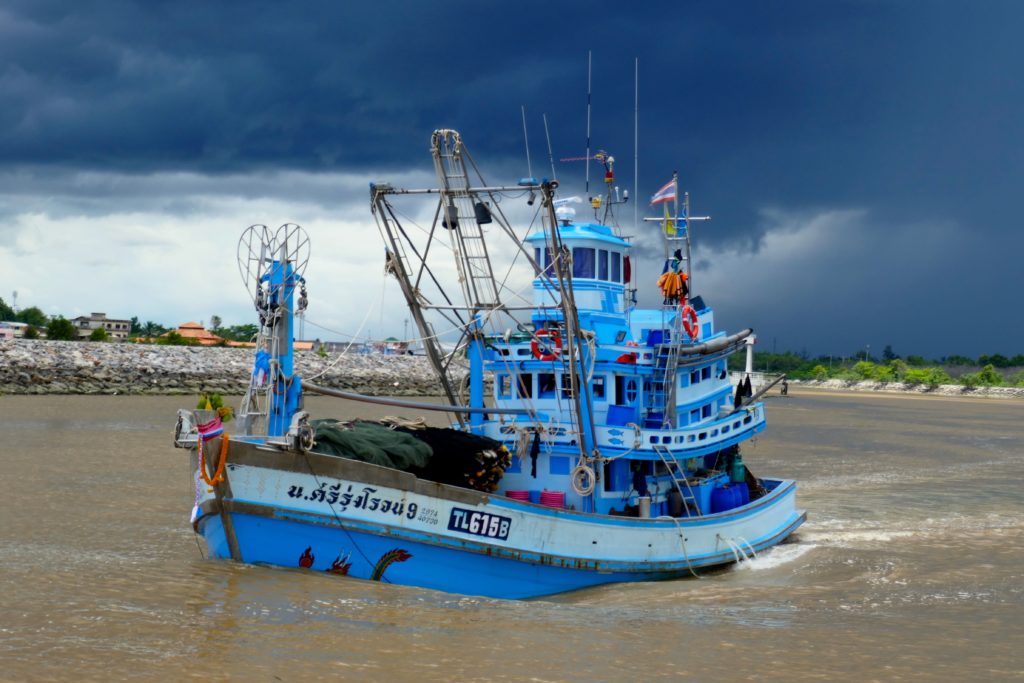 Chumphon. Ein Fischkutter verlässt den Hafen Pak Nam Chumphon.