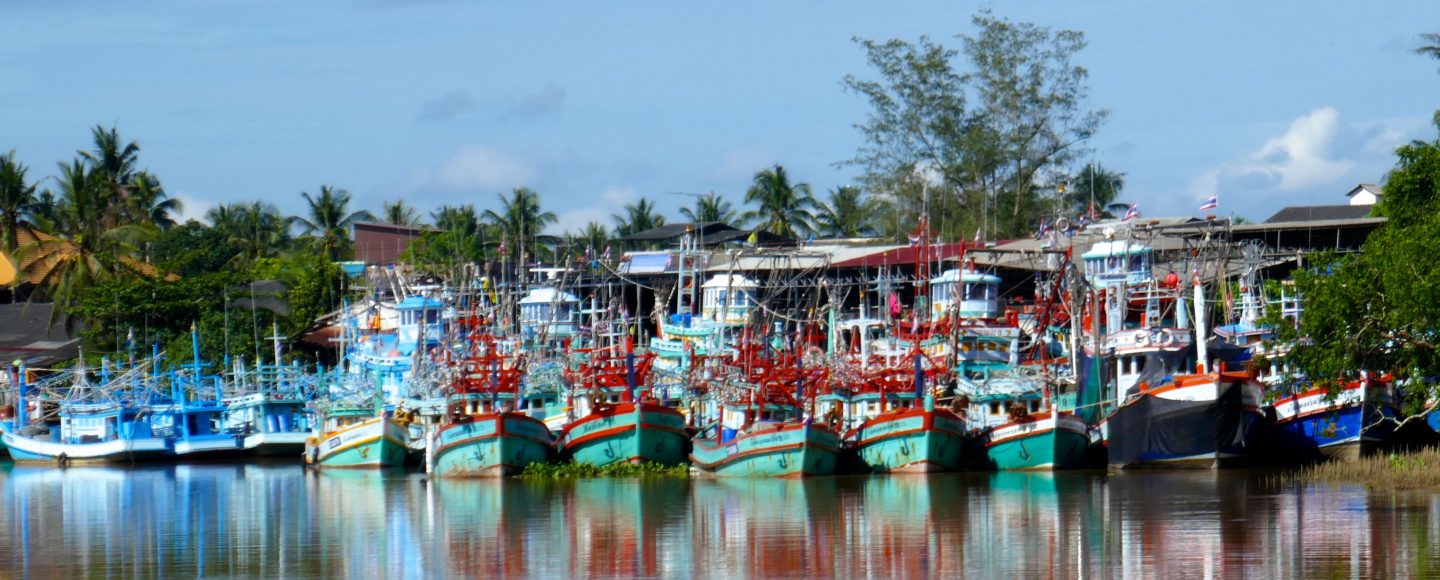 Fischerboote im Hafen von Chumphon, Thailand.