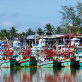 Fischerboote im Hafen von Chumphon, Thailand.