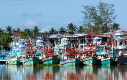 Fischerboote im Hafen von Chumphon, Thailand.