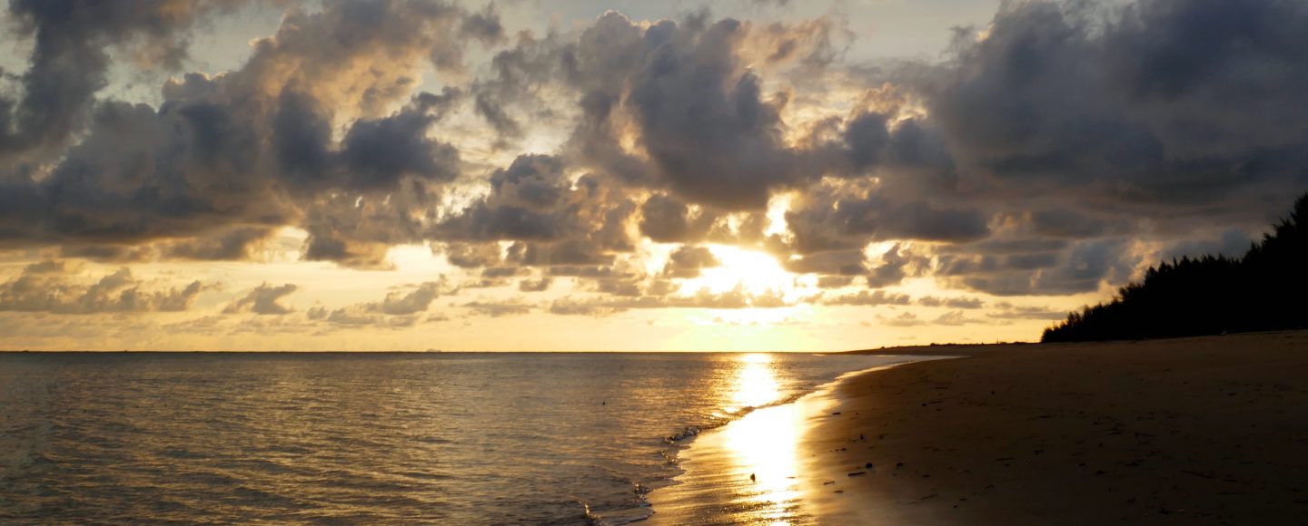 Ökotourismus in Thailand. Sonnenuntergang auf Koh Phra Thong.