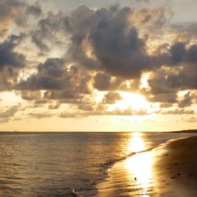 Ökotourismus in Thailand. Sonnenuntergang auf Koh Phra Thong.