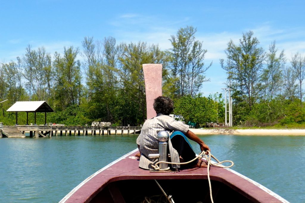 Koh Phra Thong. Mit dem Boot auf die Insel.