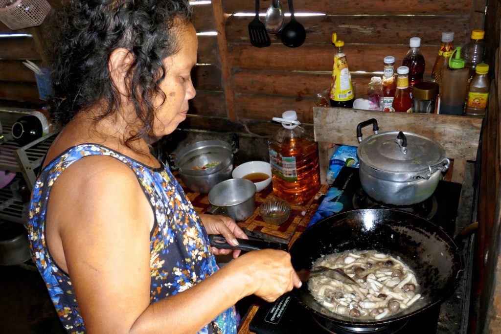 Essenszubereitung im Homestay Tung Dap. 