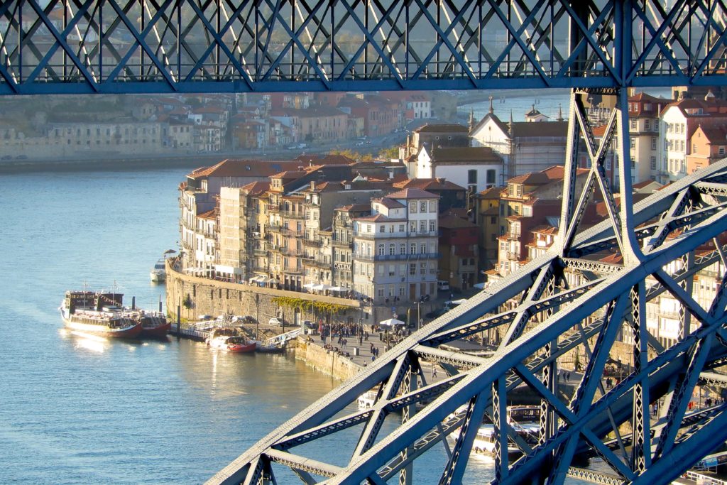 Brücke Ponte Dom Luís I und Ribeira, die Altstadt Portos.