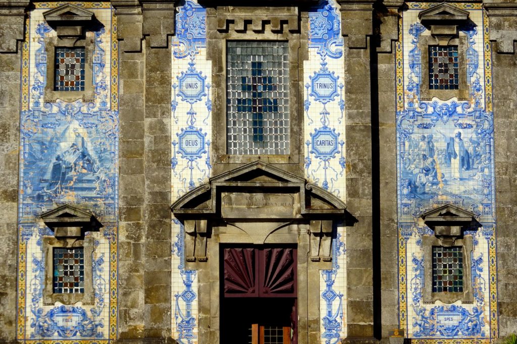 Azulejos in Porto, hier die Frontseite der Igreja de Santo Ildefonso.