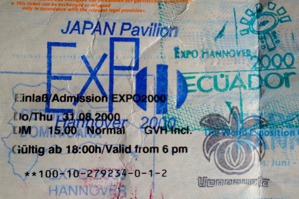 Ticket für Expo 2000 in Hannover mit bunten Stempeln.