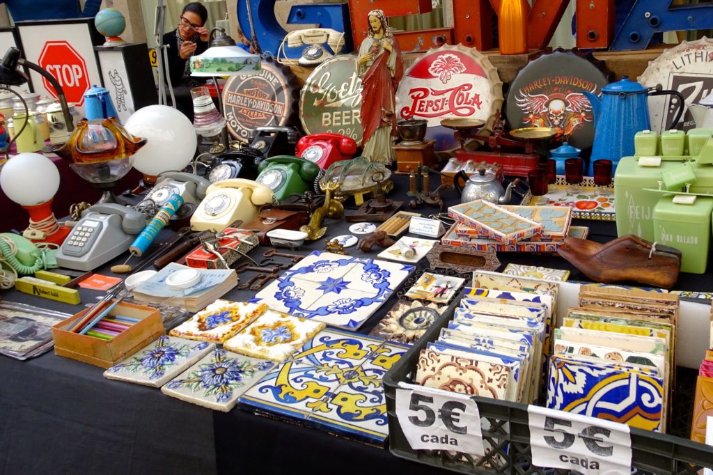 Flohmarkt in Porto. Verkauf gebrauchter Azulejos.