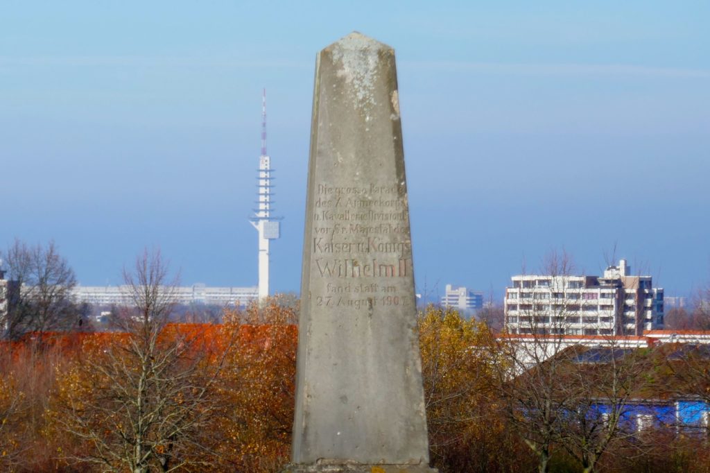 Gedenkstein zur Erinnerung an Kaiserbesuch am Kronsberg in Hannover.