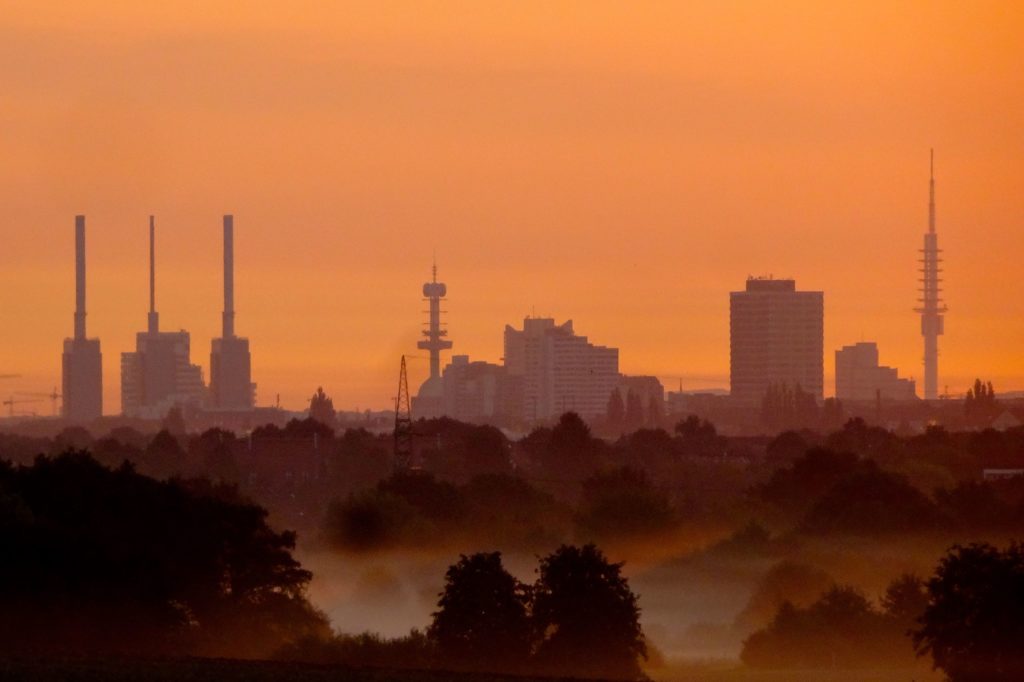 Skyline von Hannover im Morgengrauen vom Benther Berg aus gesehen.