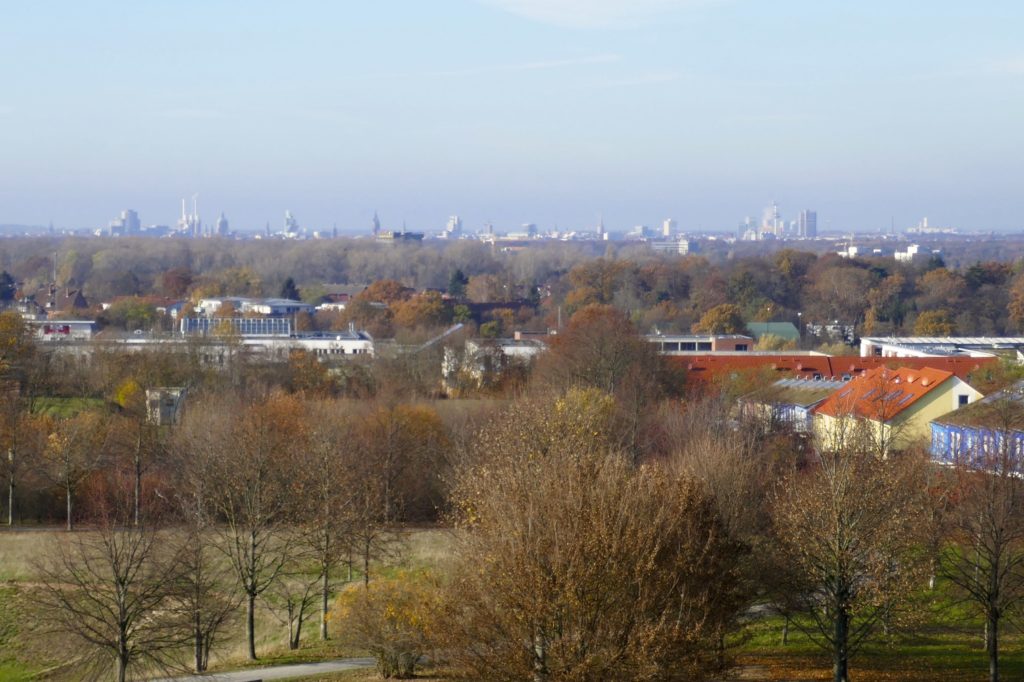 Blick vom Kronsberg, am Horizont die Skyline von Hannover.