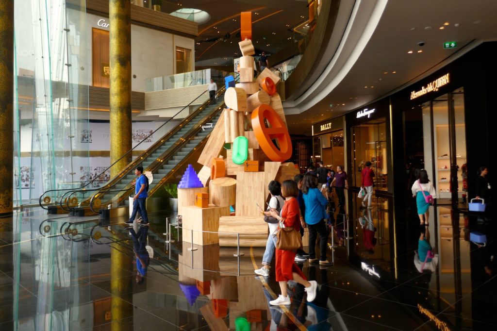 Weihnachten in Bangkok. Baum aus Holzelementen in Bangkoks neuem Shopping-Tempel Iconsiam.