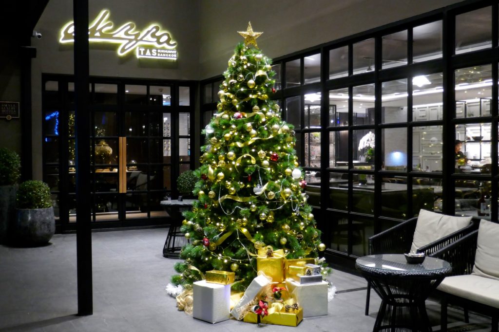 Weihnachten in Bangkok. Klassischer Weihnachtsbaum vor dem Hotel Akyra Sukhumvit. 