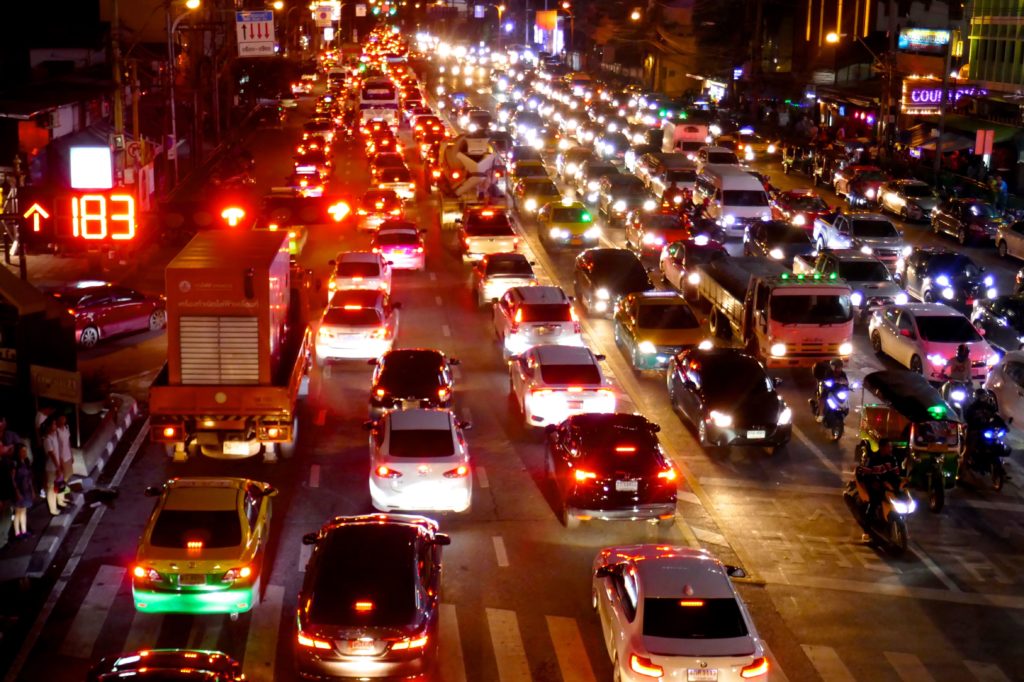 Weihnachten in Bangkok. Nächtlicher Straßenverkehr bildet eine "Lichterkette".