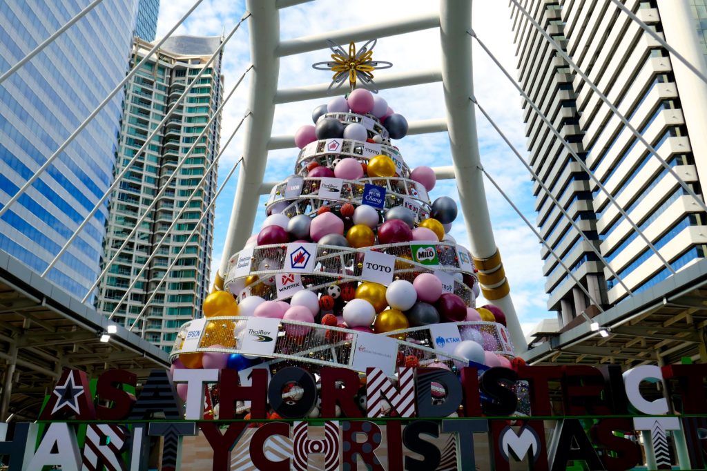 Bangkok. A Sathorn District Charity Christmas Tree 2018, Weihnachtsbaum zu wohltätigen Zwecken.