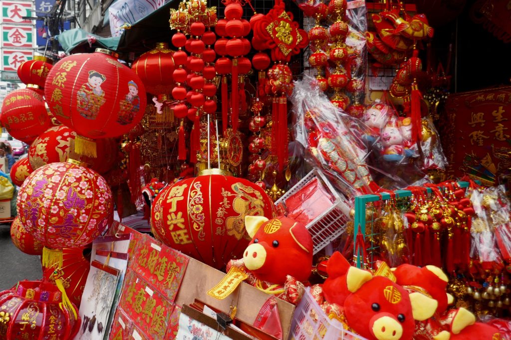 Chinatown Bangkok. Rot, die Farbe des Lebens und des Glücks für Chinesen.