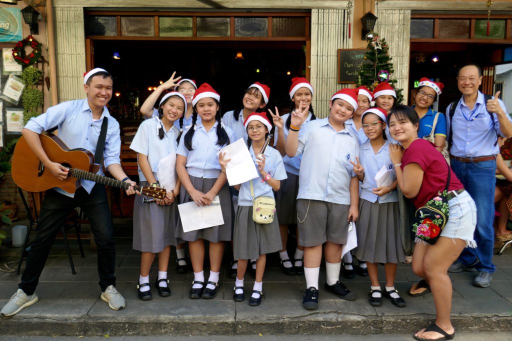 Weihnachten in Bangkok. Schülerchor in Bang Rak.