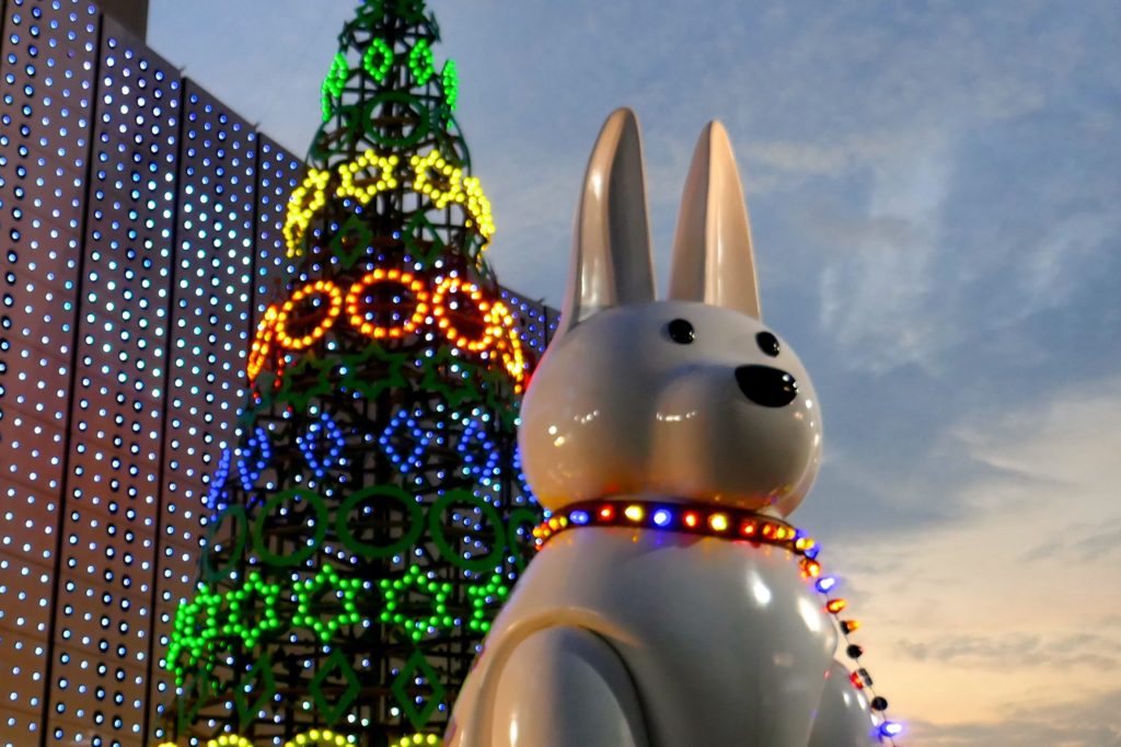 Weihnachtsbaum und Hasenfigur vor MBK Center in Bangkok.