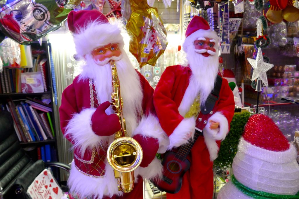 Weihnachten in Bangkok. Musikalische Weihnachtsmänner in Chinatown.