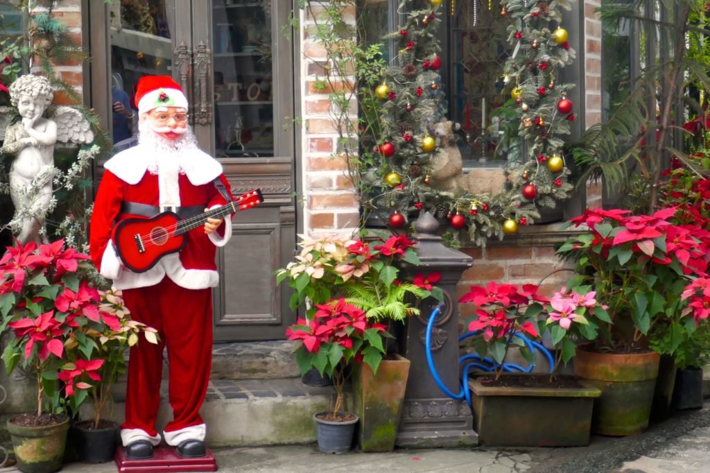 Weihnachten in Bangkok. Weihnachtsmann vor einem Restaurant.