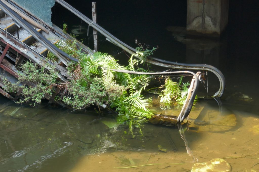 Ehemaliges Kaufhaus New World, Bangkok. Das Untergeschoss steht unter Wasser.