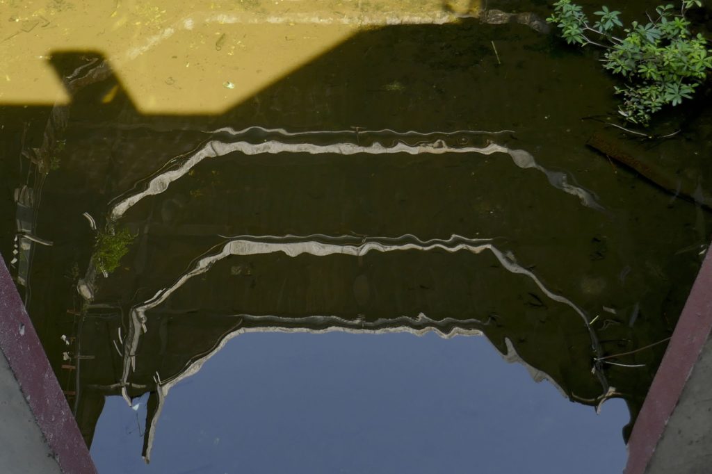 New World Mall, Bangkok. Spiegelung im Wasser des Erdgeschosses.