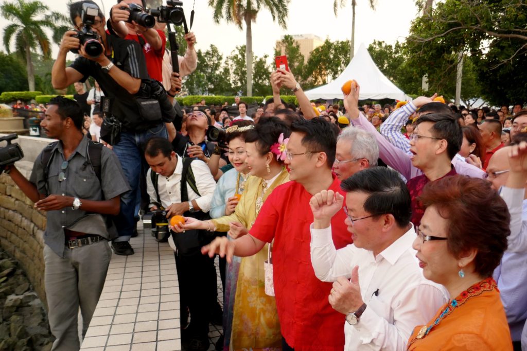 Chap Goh Meh, chinesischer Valentinstag, in George Tow. Ministerpräsident Chow Kon Yeow freut sich über gelungenen Orangenwurf.