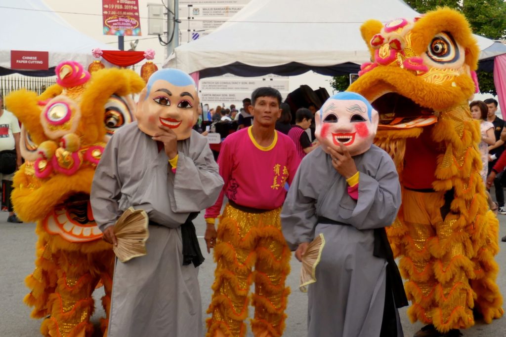 Chap Goh Meh, chinesischer Valentinstag in George Town, Malaysia. Löwentanzdarsteller auf der Esplanade.