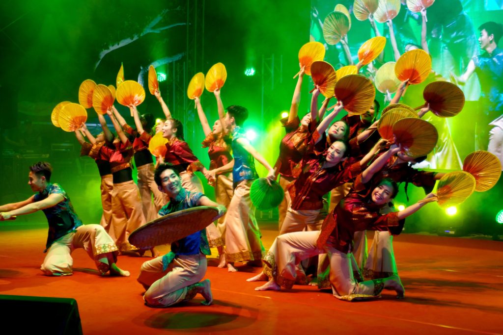 Chap Goh Meh, chinesischer Valentinstag in George Town, Malaysia. Tänzer und Tänzerinnen .