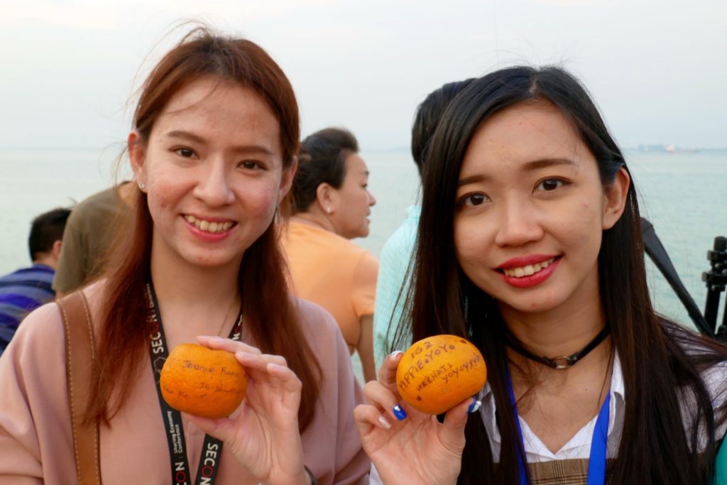 Chap Goh Meh, chinesischer Valentinstag, in George Tow. Wurfbereite junge Damen mit ihren beschrifteten Orangen .