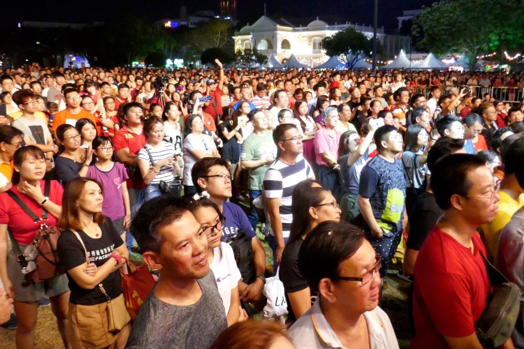 Chap Goh Meh, chinesischer Valentinstag in George Town, Malaysia. Gebannt verfolgen die Zuschauer das Programm.