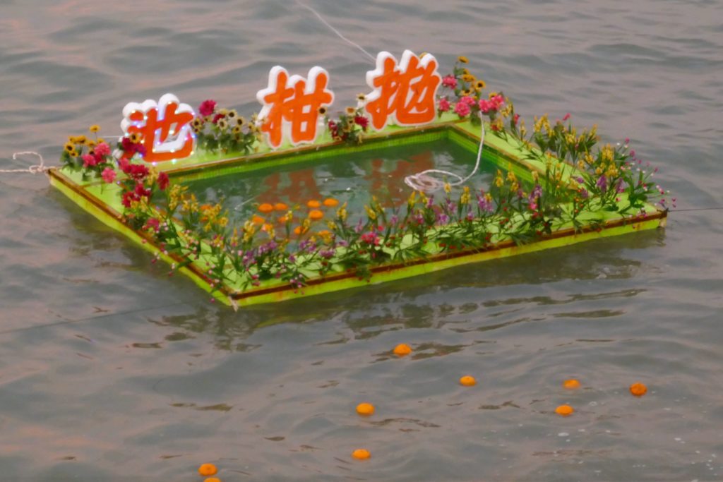 Chap Goh Meh, chinesischer Valentinstag in George Town, Malaysia. Dieses Ziel ist beim Orangenwurf zu treffen.