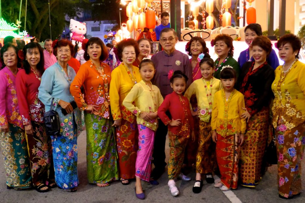 Chinesischer Valentinstag in George Town, Malaysia. Chap-Goh-Meh-Gäste in festlicher Garderobe.