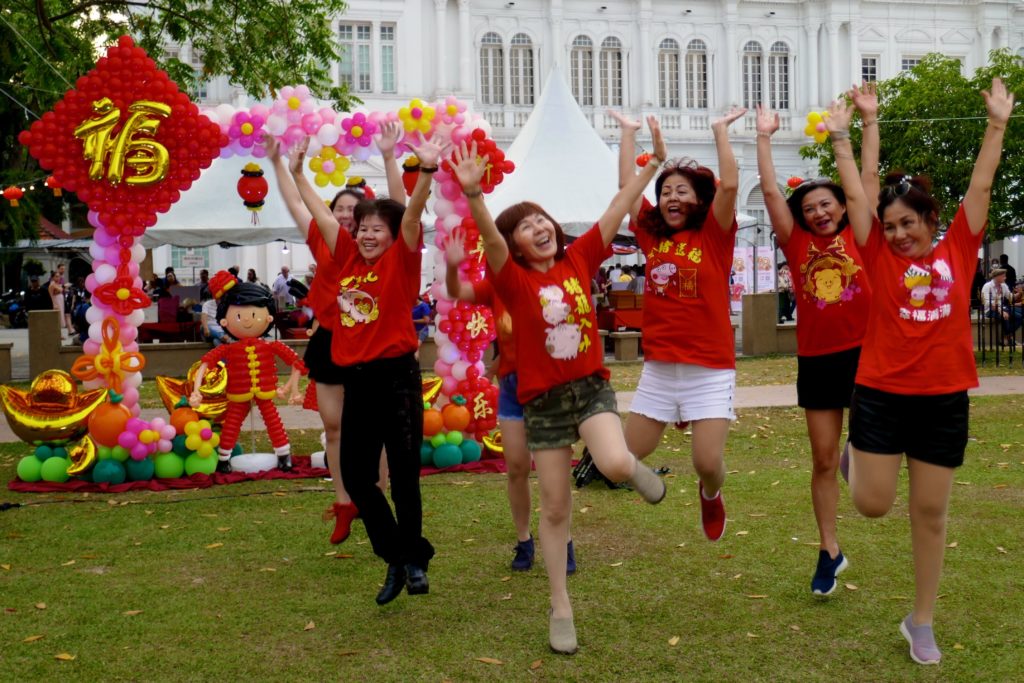 Chap Goh Meh in George Town, Malaysia. Prächtige Valentinstagsstimmung auch bei den nicht mehr ganz jungen Damen.