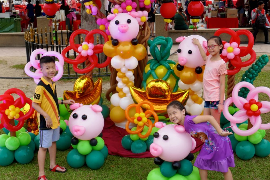 Chinesischer Valentinstag in George Town, Malaysia. Farbenfrohe Chap-Goh-Meh-Deko als Fotokulisse.